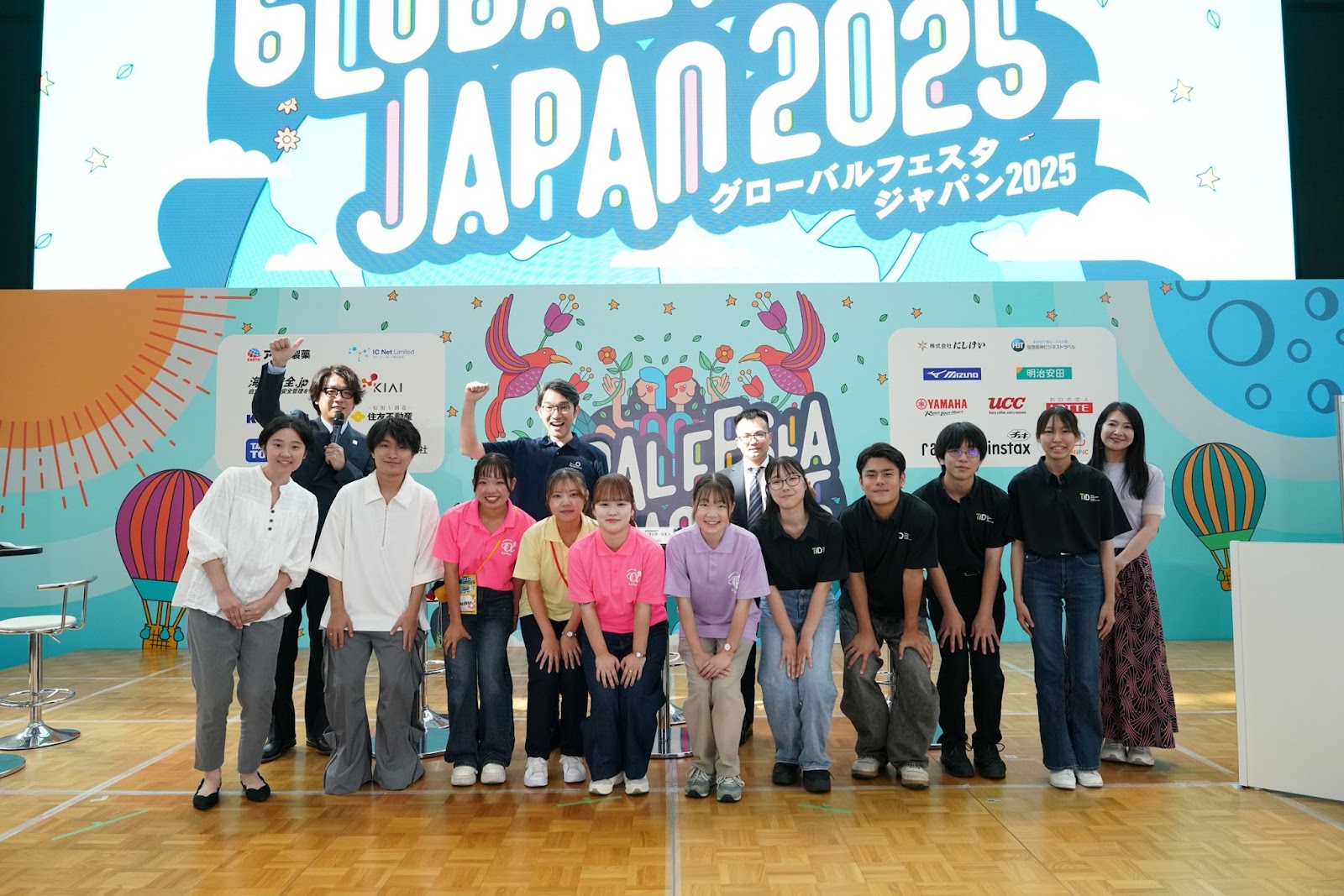 Global Festa Japan 2025 会場にて、学生参加者とともに記念撮影