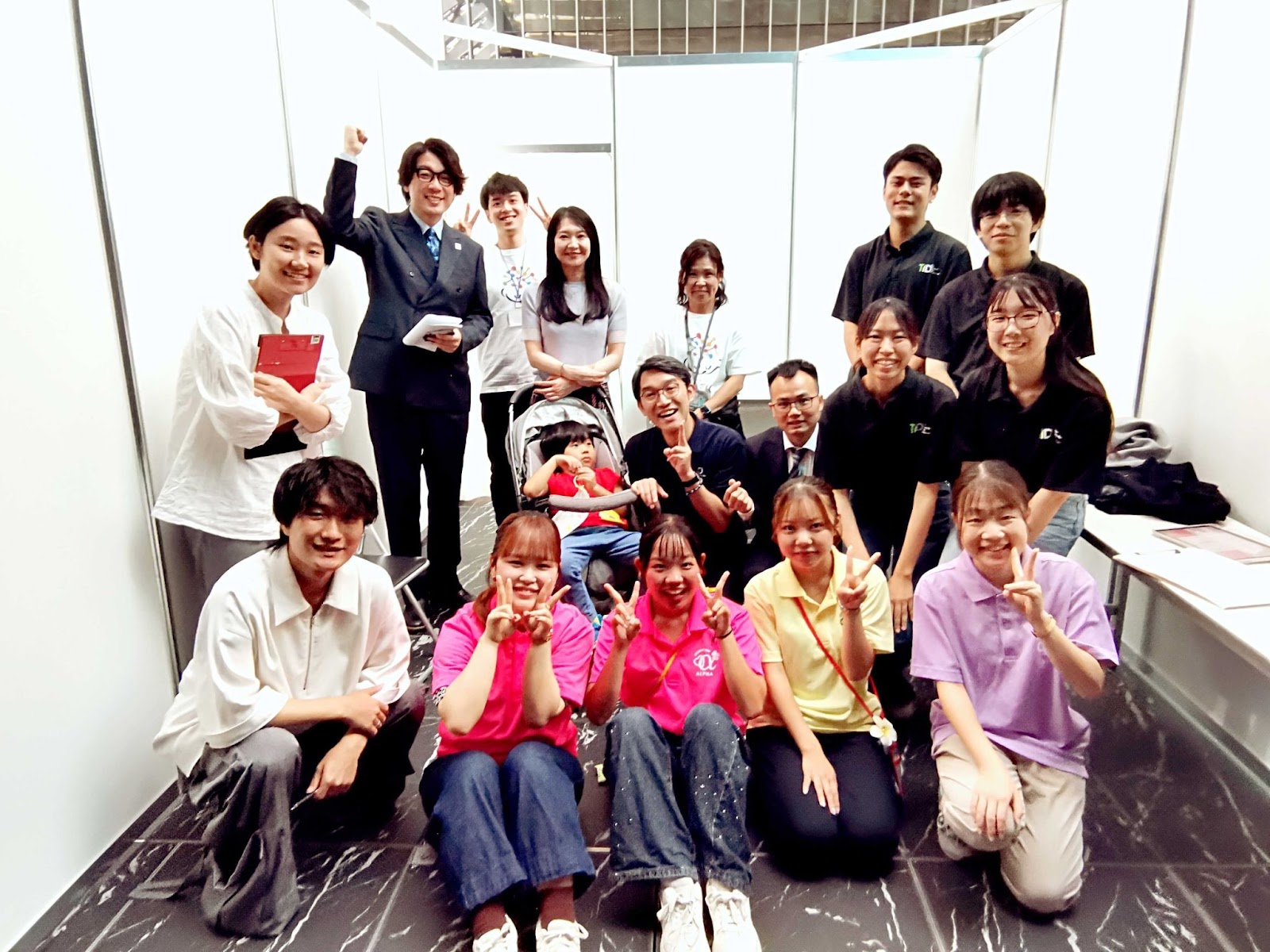 イベント終了後、学生ボランティアの皆さんと交流・記念撮影